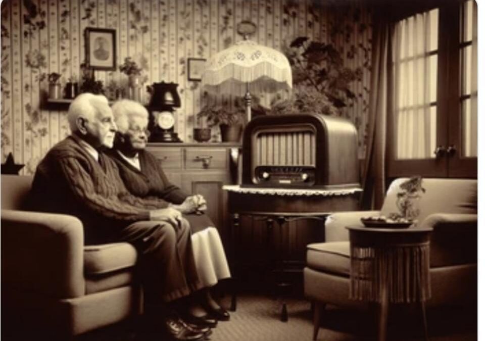 Pareja de ancianos sentados en una sala de estilo antiguo.